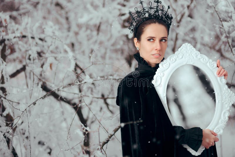 Ond drottning med den magiska spegeln i vinterunderland royaltyfria bilder Ond drottning med den magiska spegeln i vinterunderland royaltyfria bilder