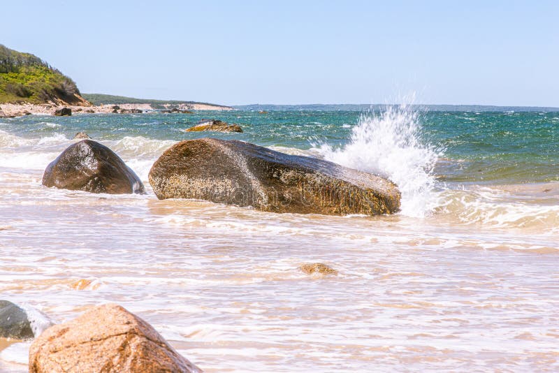Onda di oceano che spruzza sulla grande roccia sul Martha's Vineyard, mA fotografia stock libera da diritti Onda di oceano che spruzza sulla grande roccia sul Martha's Vineyard, mA fotografia stock libera da diritti