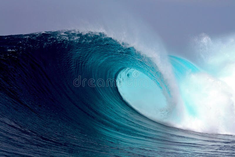 Onda que practica surf del océano tropical azul imágenes de archivo libres de regalías