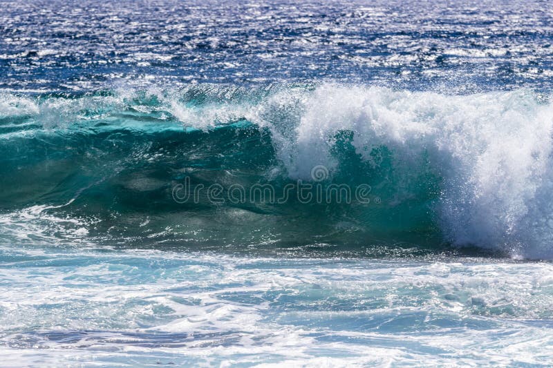 Onda que quebra perto da costa da ilha grande de Hava? fotografia de stock Onda que quebra perto da costa da ilha grande de Hava? fotografia de stock