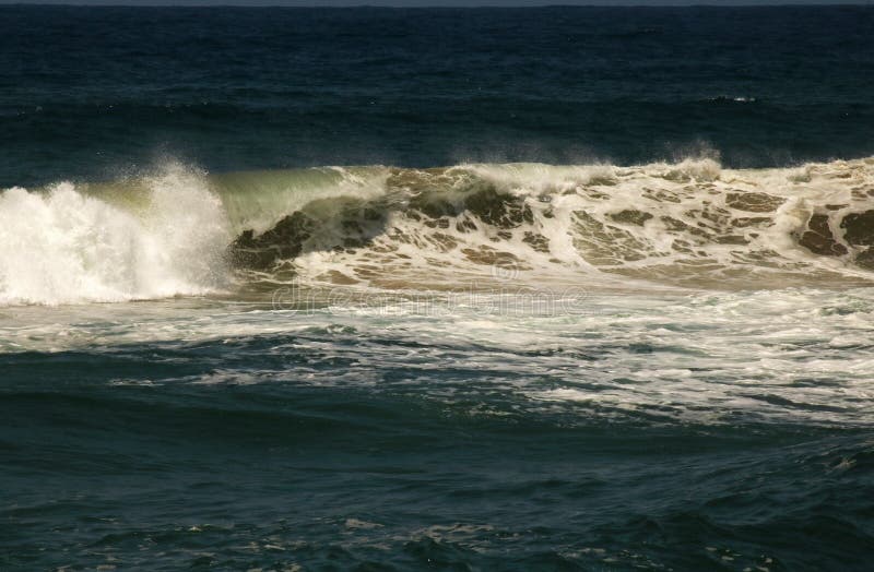 ONDA QUE SE ROMPE EN EL MAR foto de archivo libre de regalías ONDA QUE SE ROMPE EN EL MAR foto de archivo libre de regalías