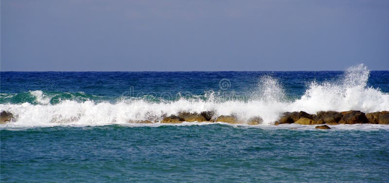 Onda sul litorale della Cipro vicino ai paphos