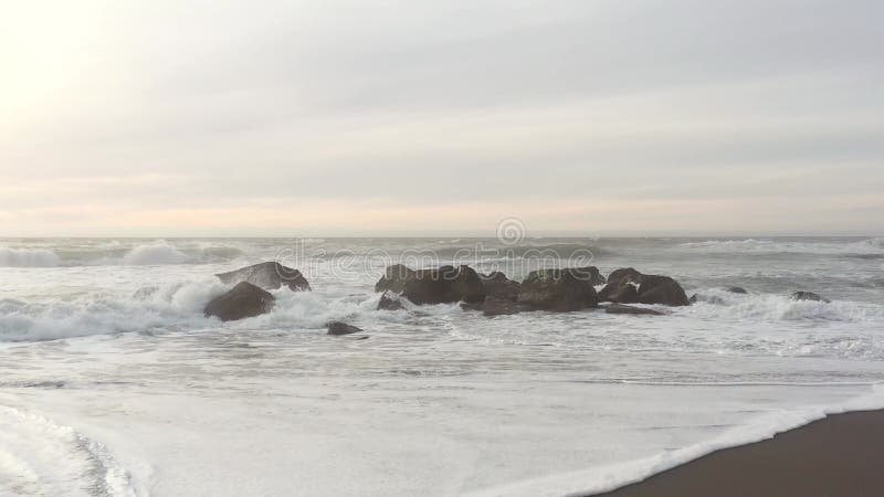 Ondas caindo sobre as rochas