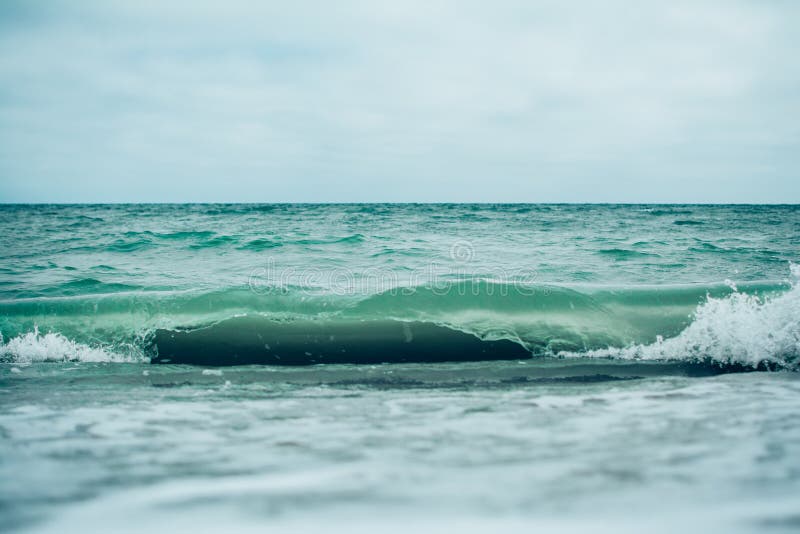 Ondas de agua claras del mar de verde menta imagen de archivo libre de regalías Ondas de agua claras del mar de verde menta imagen de archivo libre de regalías