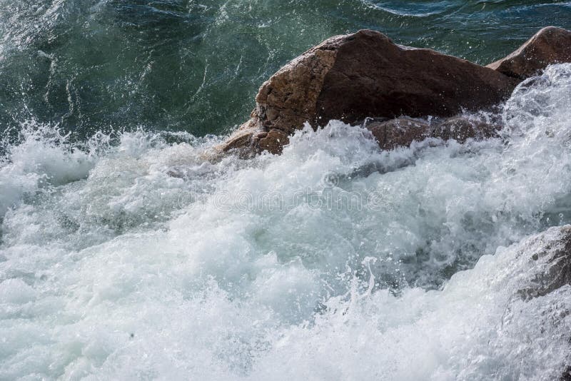 Ondas de la subida de las aguas que se estrellan contra línea de la playa fotos de archivo libres de regalías Ondas de la subida de las aguas que se estrellan contra línea de la playa fotos de archivo libres de regalías