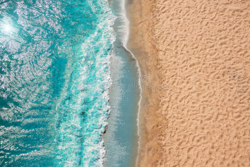 Ondas de oceano da praia do litoral com espuma na areia Vista superior do zangão