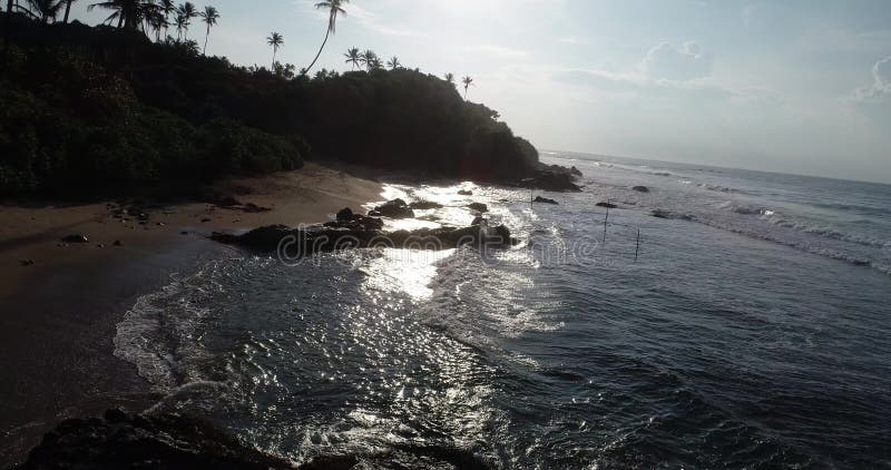 Ondas de oceano e tampão do weligama no nascer do sol