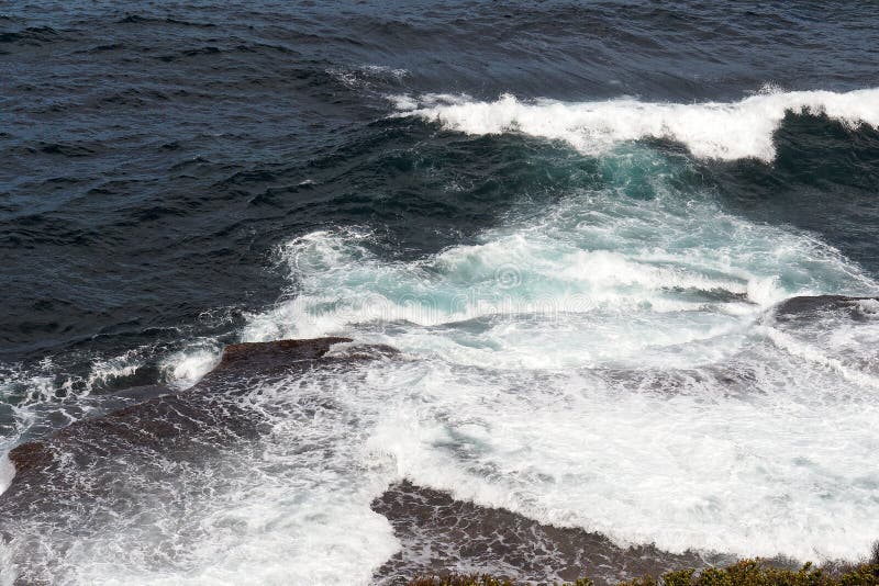 Ondas de Oceano Pacífico poderosas que deixam de funcionar em rochas fotografia de stock Ondas de Oceano Pacífico poderosas que deixam de funcionar em rochas fotografia de stock