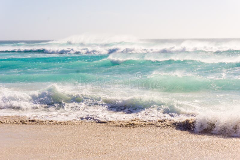 Ondas del mar agitado de la playa imagen de archivo libre de regalías