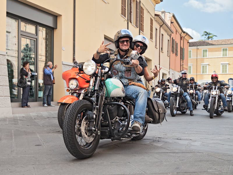 Foto Do Corpo Inteiro De Ciclistas Porreiros Legais Idosos Dama Casal Moto  Chopper Rock Festival De Guitarra Cantando Famosos Chi Foto de Stock -  Imagem de lazer, excitado: 199354000