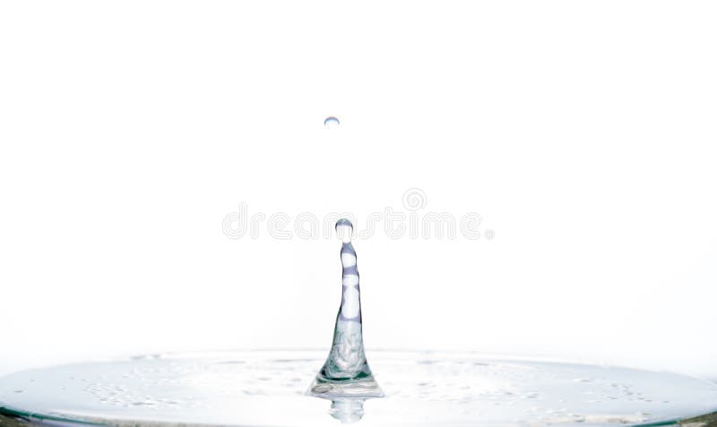 Ondas e respingo da água na superfície do líquido em um fundo branco fotografia de stock royalty free Ondas e respingo da água na superfície do líquido em um fundo branco fotografia de stock royalty free