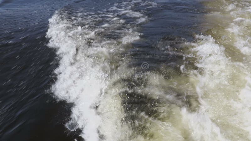 Ondas e vigílias dos barcos de motor O som da água e do motor Grampo 4K da metragem, ultra HD