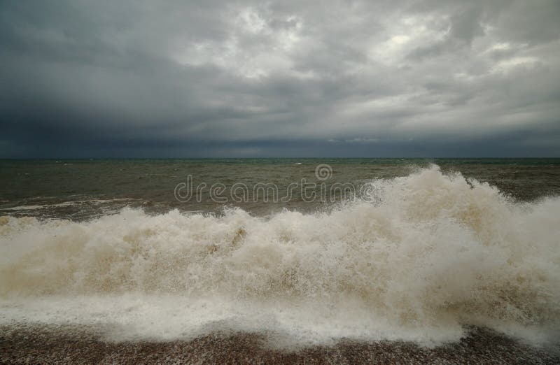 Ondas em um Pebble Beach imagem de stock Ondas em um Pebble Beach imagem de stock