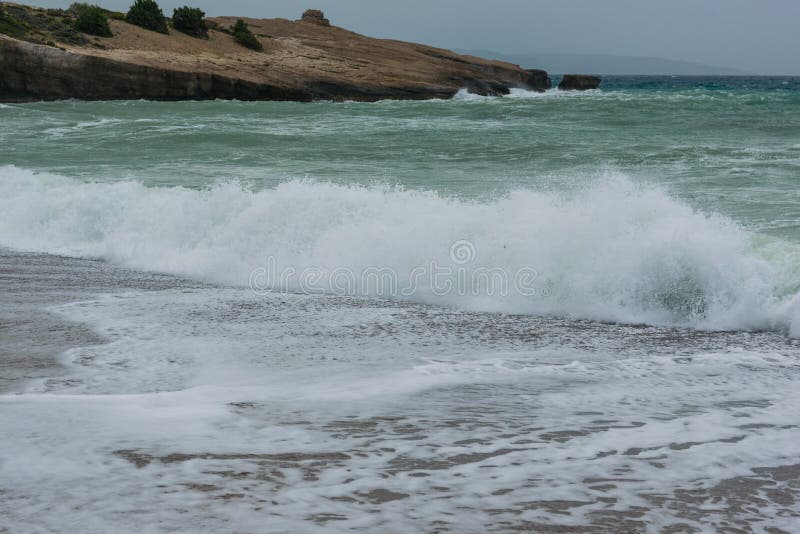 Ondas en una bah?a del Mar Egeo en Rodas imágenes de archivo libres de regalías Ondas en una bah?a del Mar Egeo en Rodas imágenes de archivo libres de regalías