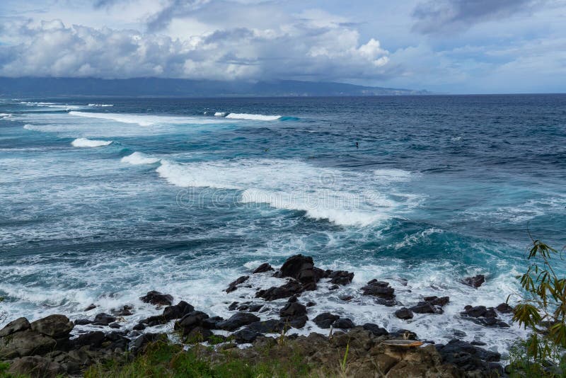 Ondas grandes en una de las playas que practican surf de Maui fotografía de archivo Ondas grandes en una de las playas que practican surf de Maui fotografía de archivo