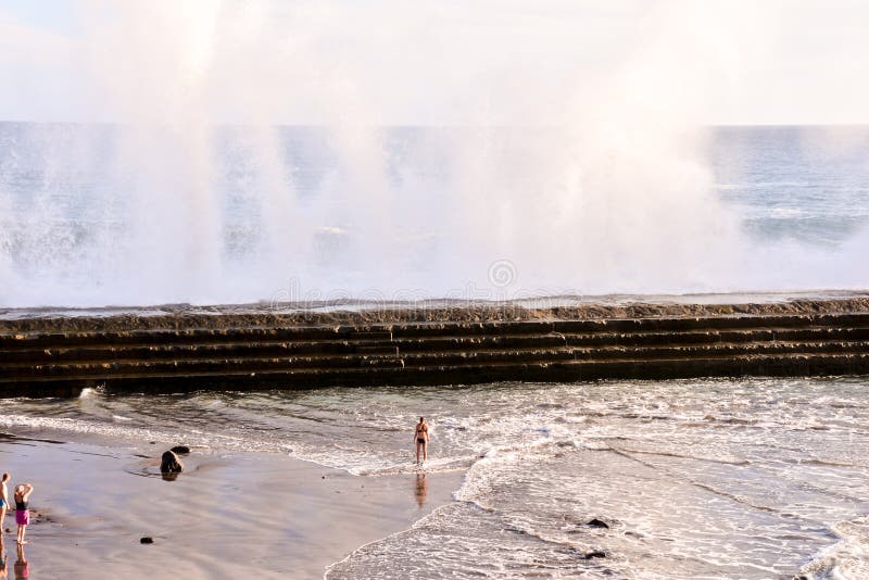 Ondas grandes que se rompen en la costa fotos de archivo libres de regalías Ondas grandes que se rompen en la costa fotos de archivo libres de regalías