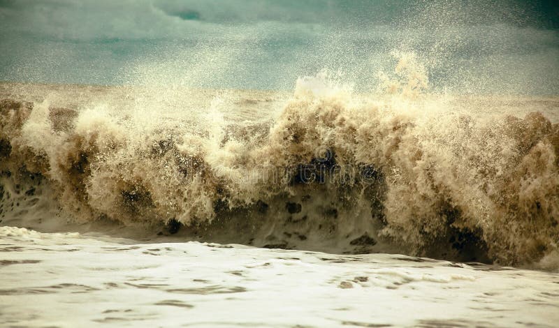 Ondas tempestuosas fotografía de archivo libre de regalías Ondas tempestuosas fotografía de archivo libre de regalías