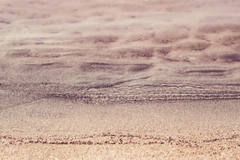 Ondas transparentes silenciosas y primer de la playa arenosa Verano y concepto del viaje fotografía de archivo libre de regalías Ondas transparentes silenciosas y primer de la playa arenosa Verano y concepto del viaje fotografía de archivo libre de regalías