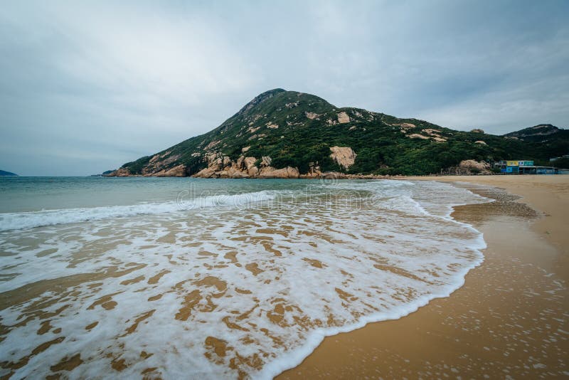 Ondas y vista del pico de D'Aguilar, en la playa de Shek O, en Hong Kong imagenes de archivo Ondas y vista del pico de D'Aguilar, en la playa de Shek O, en Hong Kong imagenes de archivo