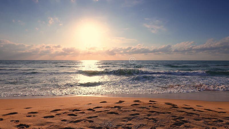 Ondate oceaniche e tramonto spiaggia insulare tropicale