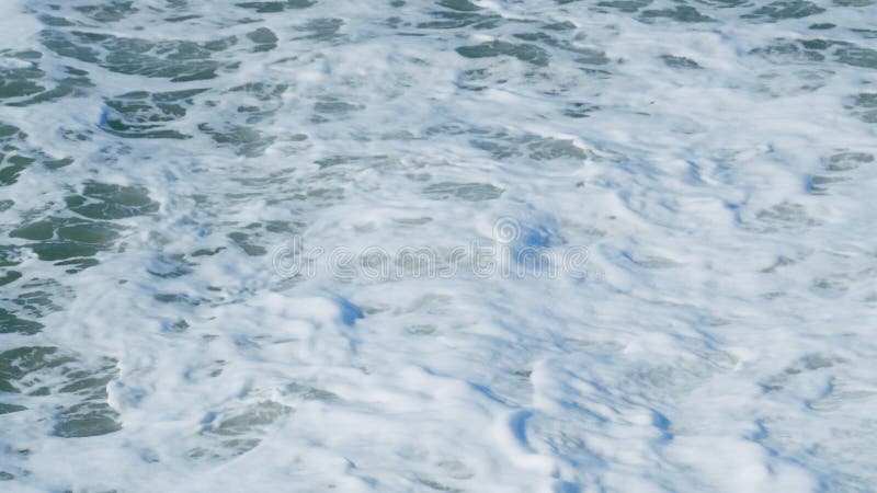 Ondate oceaniche violente. mare vicino alla costa. le onde oceaniche dei paesaggi marini che si muovono. tempo reale.