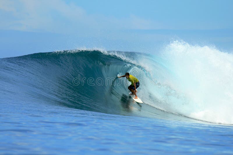 Onde bleue de surfer d'équitation de mentawai de l'Indonésie photos libres de droits