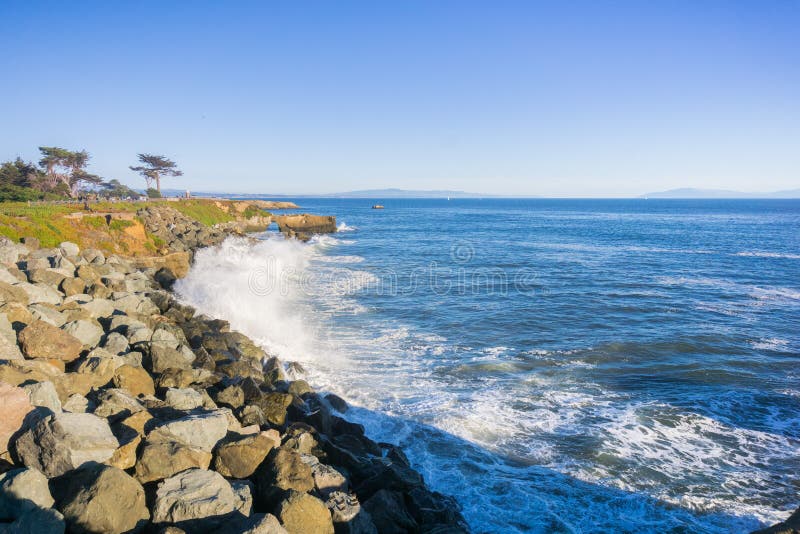 Onde che si schiantano sul litorale roccioso della costa del Pacifico; Santa Cruz, California