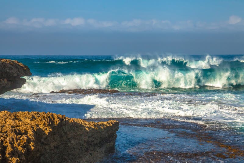 Onde della costa dei naufragi fotografie stock Onde della costa dei naufragi fotografie stock