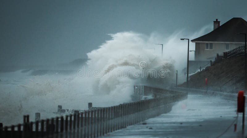 Onde della tempesta che battono linea costiera BRITANNICA