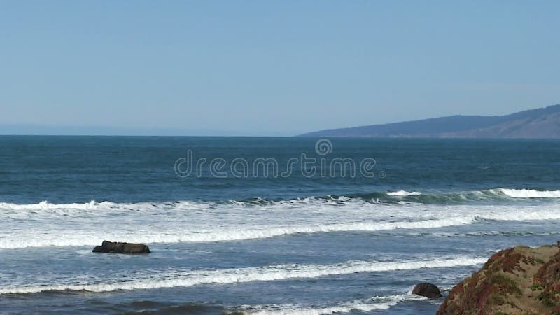 Onde di oceano blu con cielo blu California del Nord