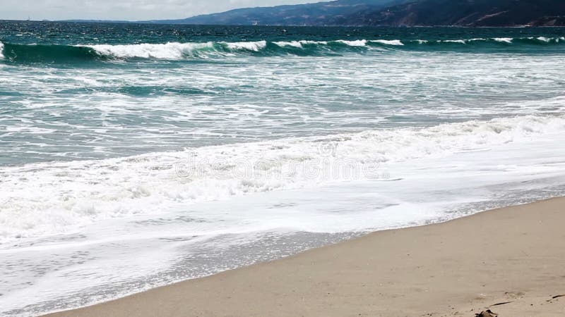 Onde di oceano su Sandy Beach With Hills Santa vuoto Monica California