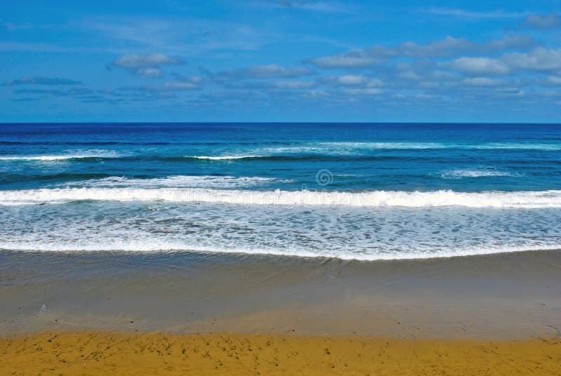 Onde di oceano sulla spiaggia fotografie stock Onde di oceano sulla spiaggia fotografie stock