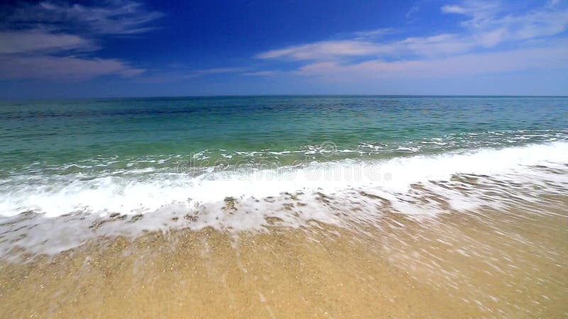 Onde di oceano sulla spiaggia