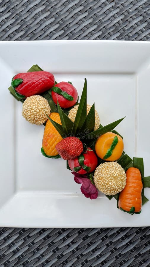 Onde-onde es comida tradicional indonesia, hecha de la harina o arroz pegajoso frito o hervido y la superficie asperjada con los imagen de archivo libre de regalías Onde-onde es comida tradicional indonesia, hecha de la harina o arroz pegajoso frito o hervido y la superficie asperjada con los imagen de archivo libre de regalías