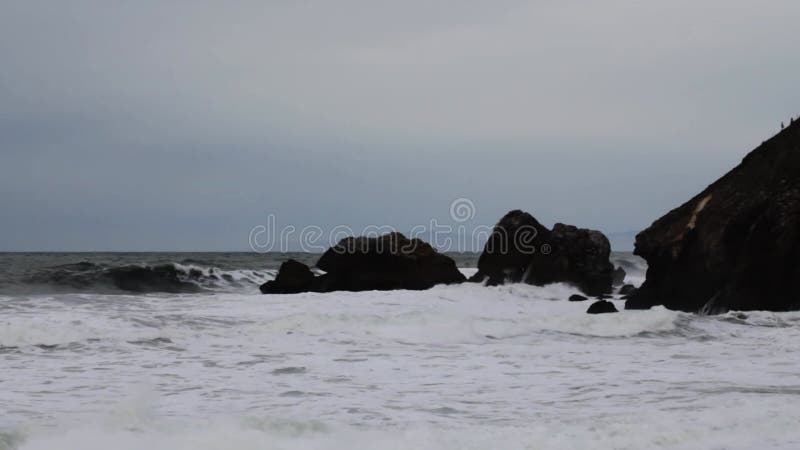 Onde oceaniche che si muovono attraverso le rocce della California del nord