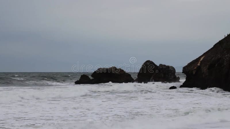 Onde oceaniche che si muovono attraverso le rocce della California del nord