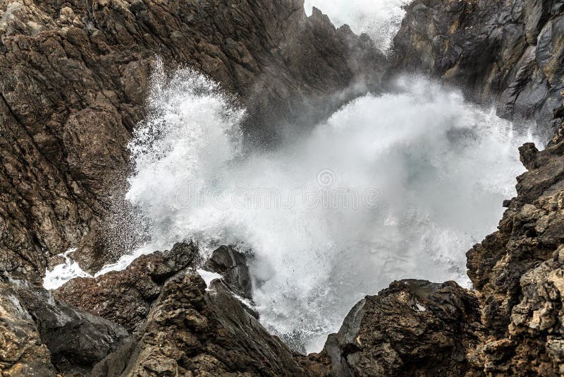 Onde sulle rocce Madera fotografia stock libera da diritti Onde sulle rocce Madera fotografia stock libera da diritti
