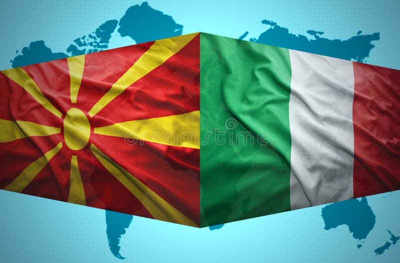 Ondeggiamento delle bandiere macedoni ed italiane royalty illustrazione gratis Ondeggiamento delle bandiere macedoni ed italiane royalty illustrazione gratis