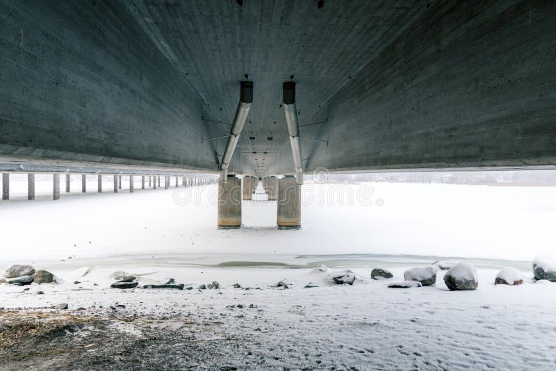 Onder de brug van ‚Vuosaari ‚in Helsinki, Finland op een koude de winterdag royalty-vrije stock afbeeldingen Onder de brug van ‚Vuosaari ‚in Helsinki, Finland op een koude de winterdag royalty-vrije stock afbeeldingen