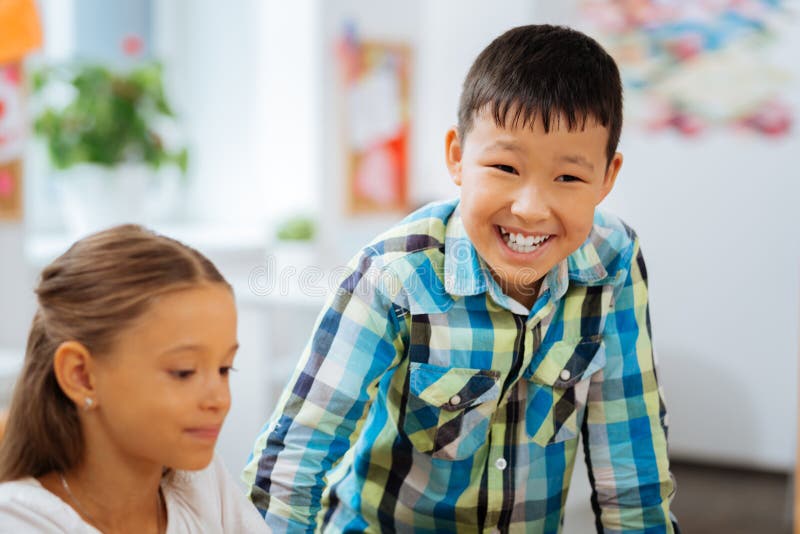 onderbreking De leuke kinderen die van Nice een kleine onderbreking hebben terwijl het zitten in een klaslokaal stock foto's onderbreking De leuke kinderen die van Nice een kleine onderbreking hebben terwijl het zitten in een klaslokaal stock foto's