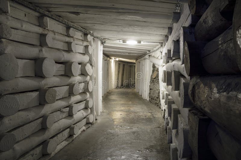 Ondergrondse tunnel in de Zoutmijn stock afbeelding Ondergrondse tunnel in de Zoutmijn stock afbeelding
