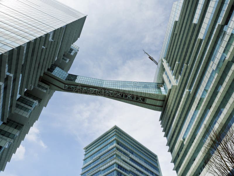Onderkantmening van hoge stijging de bouwwolkenkrabbers, zaken concep royalty-vrije stock fotografie Onderkantmening van hoge stijging de bouwwolkenkrabbers, zaken concep royalty-vrije stock fotografie