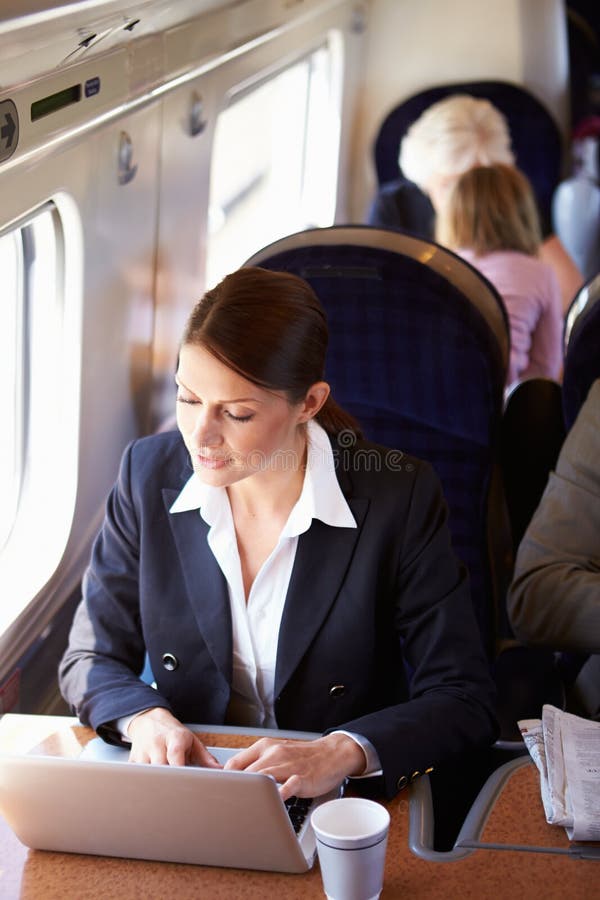 Onderneemster Commuting To Work op Trein en het Gebruiken van Laptop stock afbeelding Onderneemster Commuting To Work op Trein en het Gebruiken van Laptop stock afbeelding