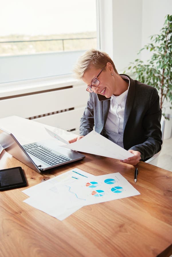 Onderneemster die aan laptop werkt stock foto's Onderneemster die aan laptop werkt stock foto's