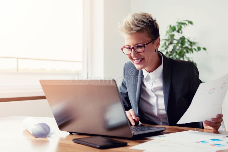 Onderneemster die aan laptop werkt royalty-vrije stock fotografie Onderneemster die aan laptop werkt royalty-vrije stock fotografie