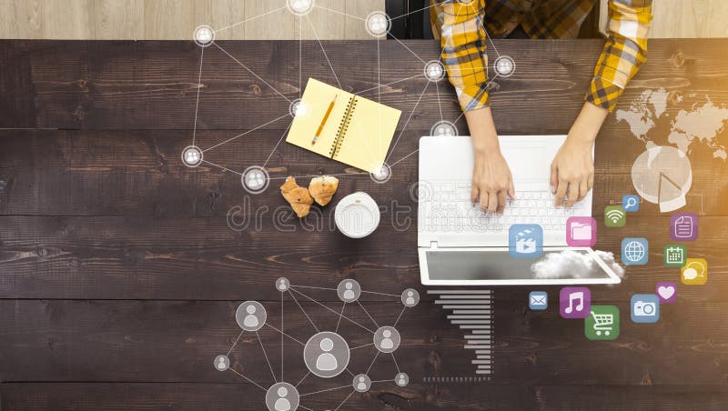 Onderneemster die bij computer werkt stock foto's Onderneemster die bij computer werkt stock foto's
