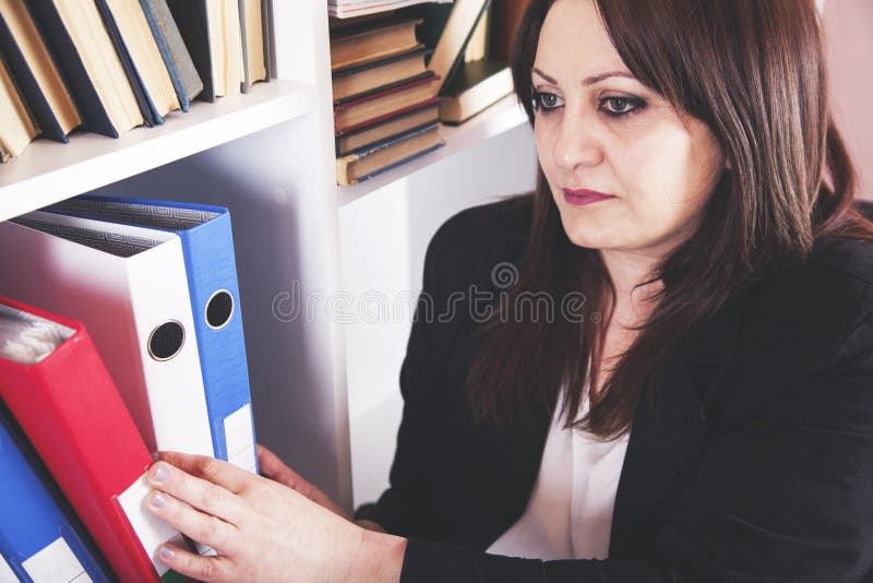 Onderneemster die bindmiddelen nemen stock foto's Onderneemster die bindmiddelen nemen stock foto's