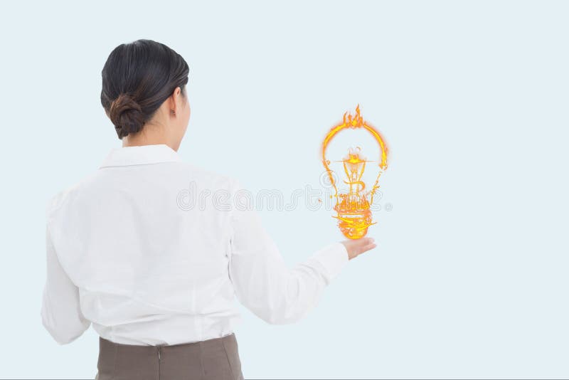 Onderneemster die een digitale gloeilamp met witte achtergrond houden royalty-vrije stock afbeeldingen Onderneemster die een digitale gloeilamp met witte achtergrond houden royalty-vrije stock afbeeldingen