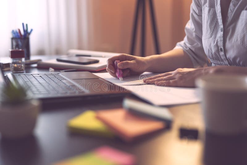 Onderneemster die een inktcorrector met behulp van stock afbeelding Onderneemster die een inktcorrector met behulp van stock afbeelding