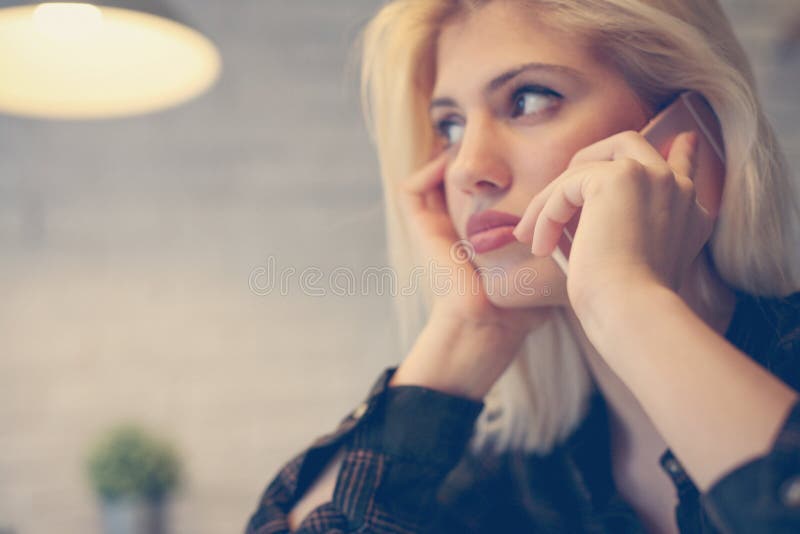 Onderneemster die een telefoongesprek maakt royalty-vrije stock foto Onderneemster die een telefoongesprek maakt royalty-vrije stock foto